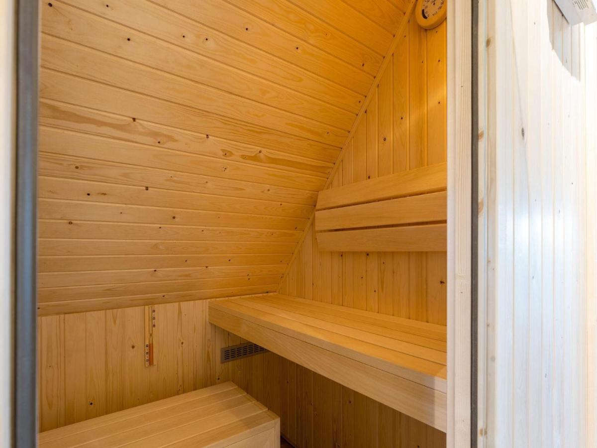Holiday Home In Scherpenisse With Bubble Bath Exterior photo