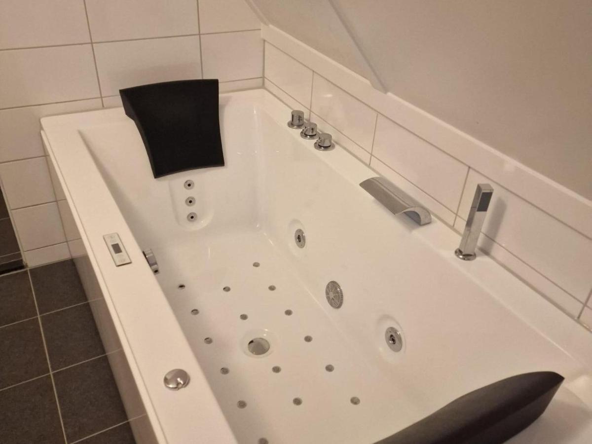 Holiday Home In Scherpenisse With Bubble Bath Exterior photo